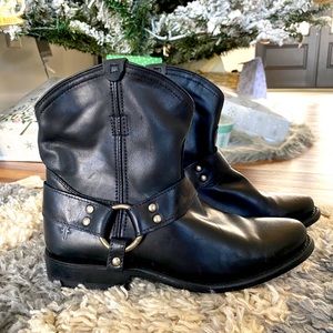 Frye Wyatt Black Harness Boot, Size 6 EUC
